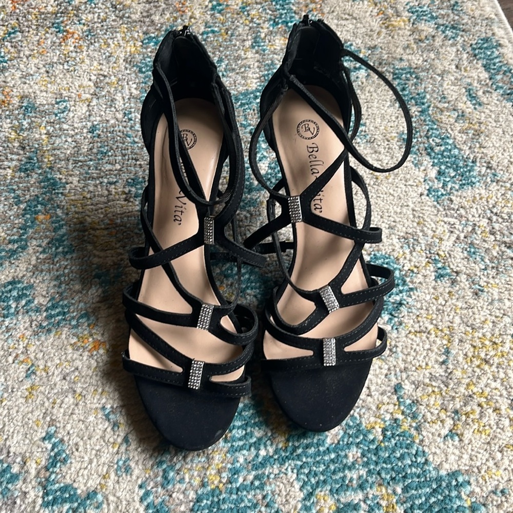 Short black Bella Vita pumps